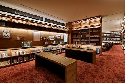 和歌山市民図書館の有吉佐和子文庫コーナー